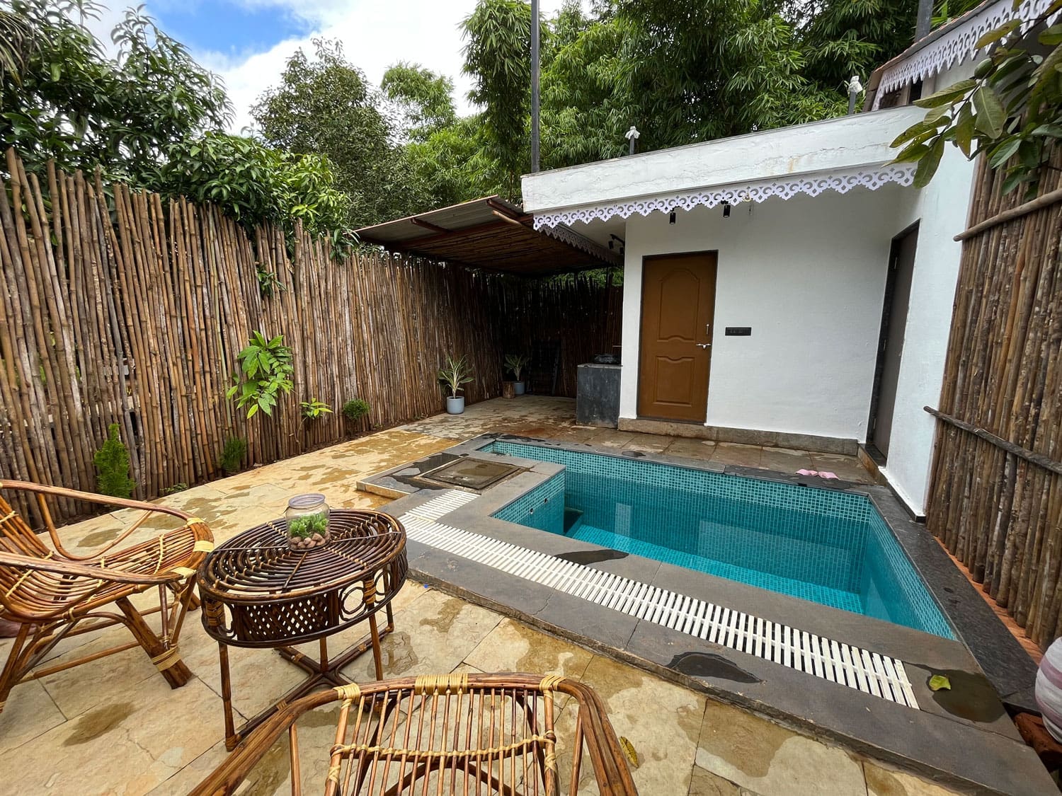 Taraangan-Pool-with-Furniture