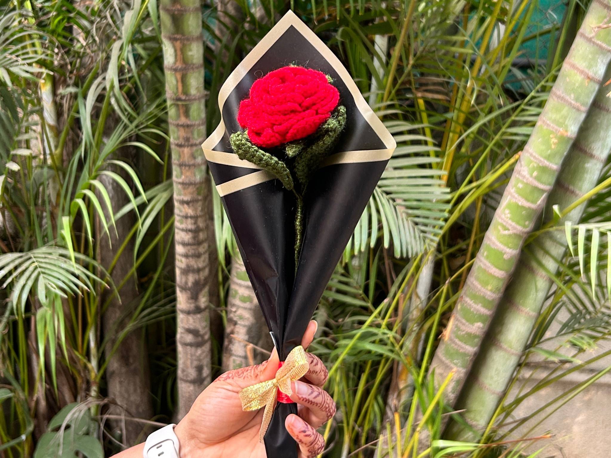 Single Handcrafted Crochet Rose Bouquet - Black-Room Photos